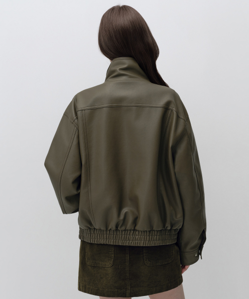 MUSINSA STANDARD WOMAN（ムシンサスタンダードウーマン）の「ウィメンズ シンセティックレザー ハイネック ブルゾンジャケット [オリーブ]（ライダースジャケット・レディース・その他・LARGE/SMALL/MEDIUM）」の3枚目の写真
