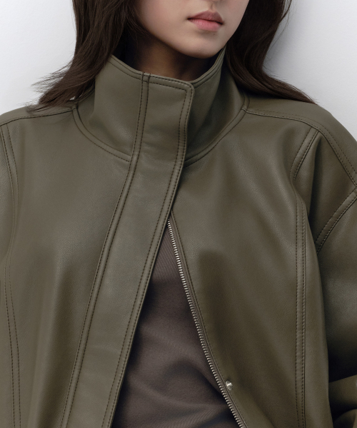 MUSINSA STANDARD WOMAN（ムシンサスタンダードウーマン）の「ウィメンズ シンセティックレザー ハイネック ブルゾンジャケット [オリーブ]（ライダースジャケット・レディース・その他・LARGE/SMALL/MEDIUM）」の4枚目の写真