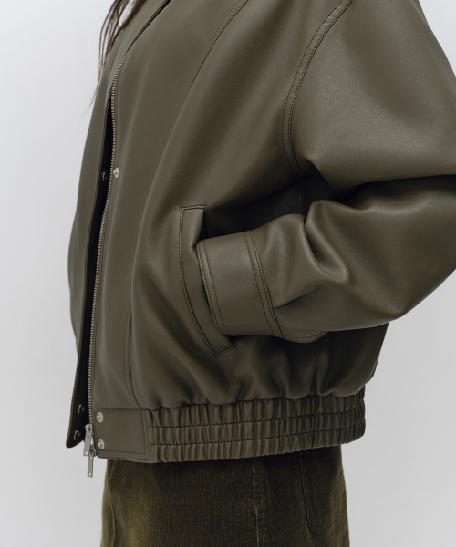 MUSINSA STANDARD WOMAN（ムシンサスタンダードウーマン）の「ウィメンズ シンセティックレザー ハイネック ブルゾンジャケット [オリーブ]（ライダースジャケット・レディース・その他・LARGE/SMALL/MEDIUM）」の6枚目の写真