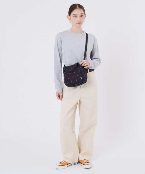 LeSportsac（レスポートサック）の「SMALL JENNI レッドアップルエンブロイダリー（ショルダーバッグ・レディース・ブルー・FREE）」の4枚目の写真