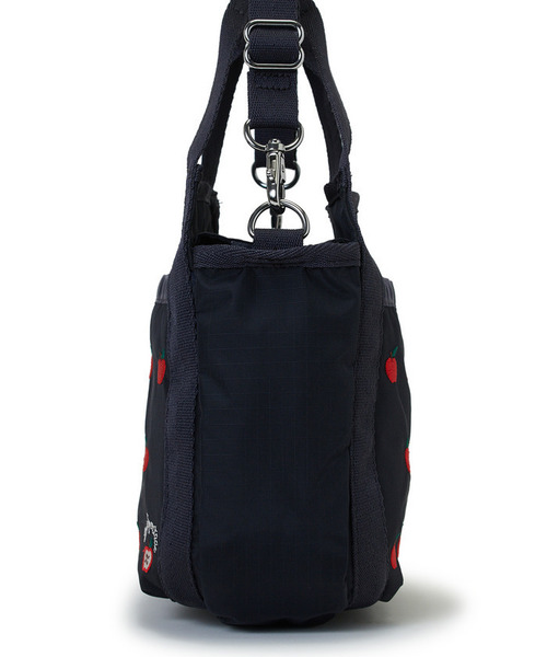 LeSportsac（レスポートサック）の「SMALL JENNI レッドアップルエンブロイダリー（ショルダーバッグ・レディース・ブルー・FREE）」の5枚目の写真