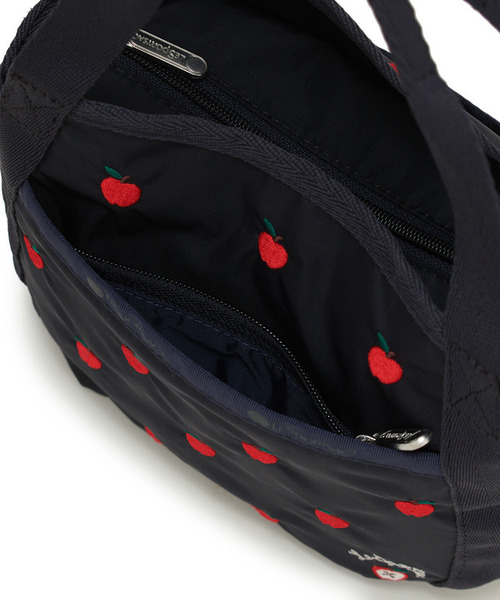 LeSportsac（レスポートサック）の「SMALL JENNI レッドアップルエンブロイダリー（ショルダーバッグ・レディース・ブルー・FREE）」の8枚目の写真