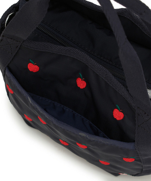 LeSportsac（レスポートサック）の「SMALL JENNI レッドアップルエンブロイダリー（ショルダーバッグ・レディース・ブルー・FREE）」の9枚目の写真