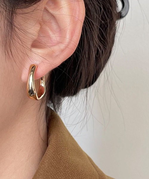 yu-ka(ユーカ)の「YU-KA:カーブラウンドピアス Curved Round Earrings(ピアス(両耳用)・レディース・ゴールド/シルバー・FREE)」の2枚目の写真