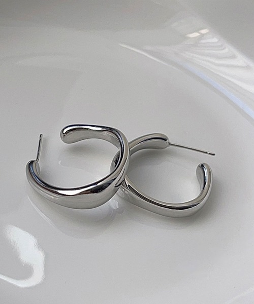 yu-ka(ユーカ)の「YU-KA:カーブラウンドピアス Curved Round Earrings(ピアス(両耳用)・レディース・ゴールド/シルバー・FREE)」の4枚目の写真