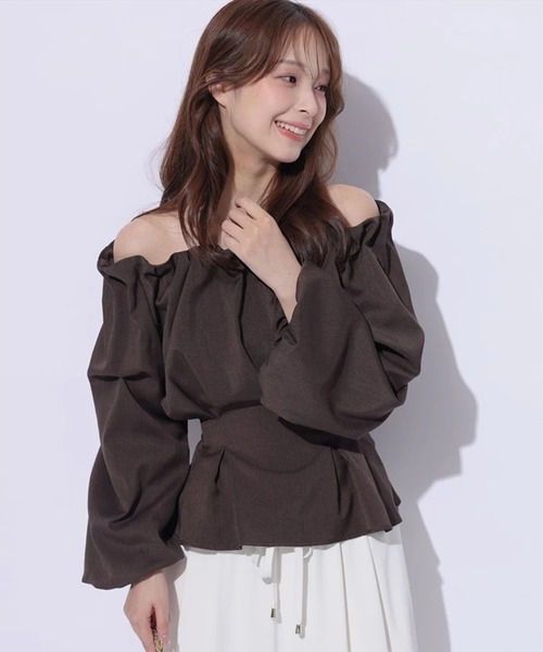 Mystrada(マイストラーダ)の「長袖オフショルタックギャザーブラウス(シャツ/ブラウス・レディース・ブラック/オフホワイト/ブラウン・38)」の3枚目の写真