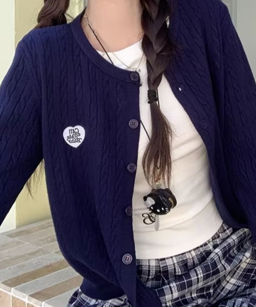 SHEPP(シープ)の「【26年秋冬新作】ワンポイント ハート刺繍 ケーブルニット クルーネックカーディガン(カーディガン/ボレロ・レディース・ブラック/グレー/ネイビー/ピンク/アイボリー・M)」の8枚目の写真