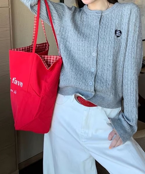 SHEPP(シープ)の「【26年秋冬新作】ワンポイント ハート刺繍 ケーブルニット クルーネックカーディガン(カーディガン/ボレロ・レディース・ブラック/グレー/ネイビー/ピンク/アイボリー・M)」の17枚目の写真