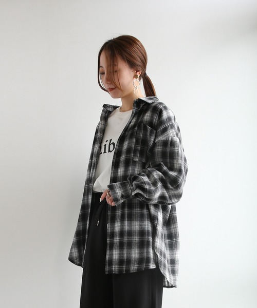 and it_(アンドイット)の「秋に似合うベーシックオーバーチェックシャツ(シャツ/ブラウス・レディース・ブラック・M)」の2枚目の写真