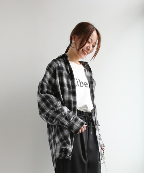 and it_(アンドイット)の「秋に似合うベーシックオーバーチェックシャツ(シャツ/ブラウス・レディース・ブラック・M)」の3枚目の写真