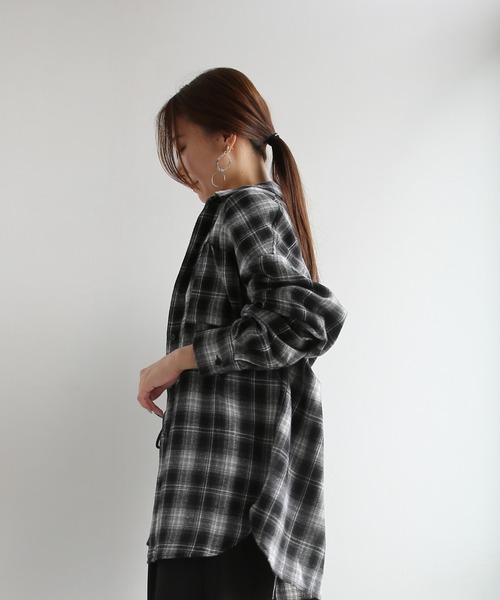 and it_(アンドイット)の「秋に似合うベーシックオーバーチェックシャツ(シャツ/ブラウス・レディース・ブラック・M)」の4枚目の写真