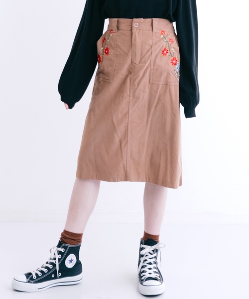 MERLOT（メルロー）の「コーデュロイ調フラワー刺繍スカート1201（スカート・レディース・ブラック/ネイビー/キャメル/ワイン・FREE）」の4枚目の写真
