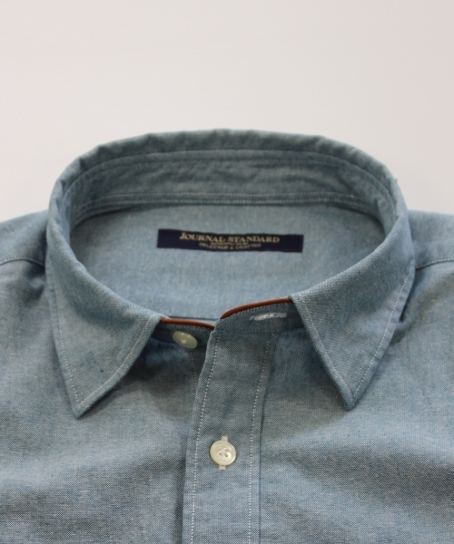 JOURNAL STANDARD（ジャーナルスタンダード）の「レザーパイピングシャンブレーレギュラーカラーシャツ #●（シャツ/ブラウス・メンズ・ホワイト/ブルー/ネイビー・MEDIUM/SMALL/LARGE）」の6枚目の写真