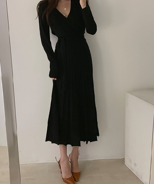 Girly Doll(ガーリードール)の「ニットプリーツワンピース(ワンピース・レディース・ブラック/ベージュ/ピンク/キャメル・F)」の2枚目の写真