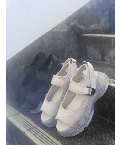 merry jenny（メリージェニー）の「floral sneaker sandal（サンダル・レディース・ブラック/アイボリー・MEDIUM/LARGE）」の3枚目の写真