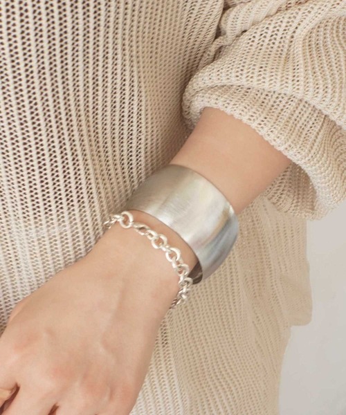 ammy.(エイミードット)の「【 ammy. / エイミードット 】 メタル ワイド バングル(バングル/リストバンド・レディース・シルバー/ゴールド/シルバー系その他/ゴールド系その他/シルバー系その他2/シルバー系その他3/ゴールド系その他2/ゴールド系その他3/シルバー系その他4/ゴールド系その他4・FREE)」の3枚目の写真