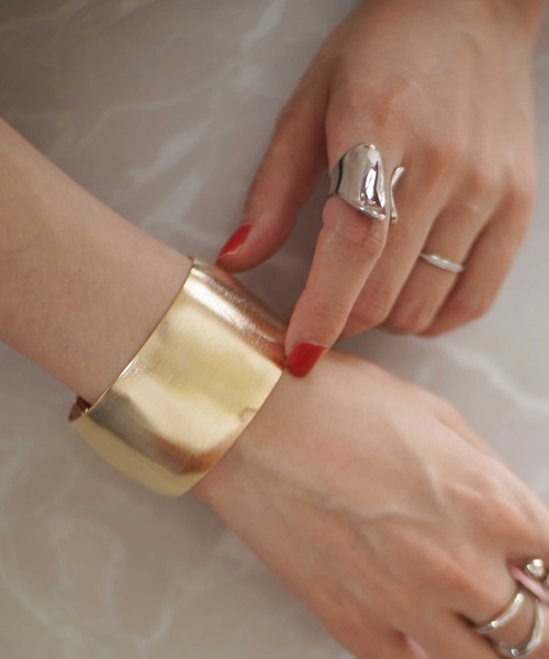 ammy.(エイミードット)の「【 ammy. / エイミードット 】 メタル ワイド バングル(バングル/リストバンド・レディース・シルバー/ゴールド/シルバー系その他/ゴールド系その他/シルバー系その他2/シルバー系その他3/ゴールド系その他2/ゴールド系その他3/シルバー系その他4/ゴールド系その他4・FREE)」の7枚目の写真