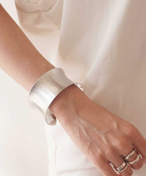 ammy.(エイミードット)の「【 ammy. / エイミードット 】 メタル ワイド バングル(バングル/リストバンド・レディース・シルバー/ゴールド/シルバー系その他/ゴールド系その他/シルバー系その他2/シルバー系その他3/ゴールド系その他2/ゴールド系その他3/シルバー系その他4/ゴールド系その他4・FREE)」の4枚目の写真