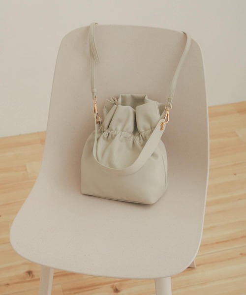 SENSE OF PLACE by URBAN RESEARCH（センスオブプレイスバイアーバンリサーチ）の「2WAYギャザーショルダーバッグ（ショルダーバッグ・レディース・アイボリー/ブラック/モカ・ONE）」の2枚目の写真