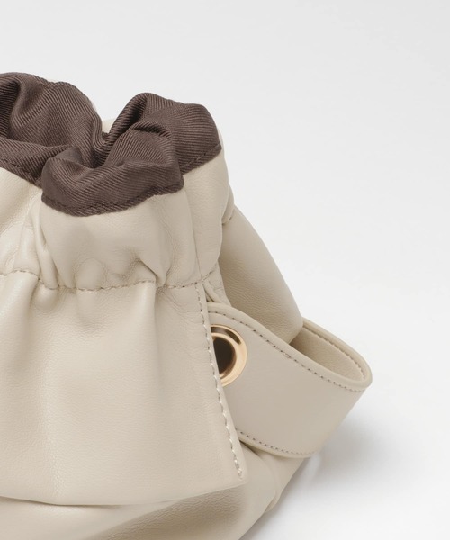 SENSE OF PLACE by URBAN RESEARCH（センスオブプレイスバイアーバンリサーチ）の「2WAYギャザーショルダーバッグ（ショルダーバッグ・レディース・アイボリー/ブラック/モカ・ONE）」の11枚目の写真