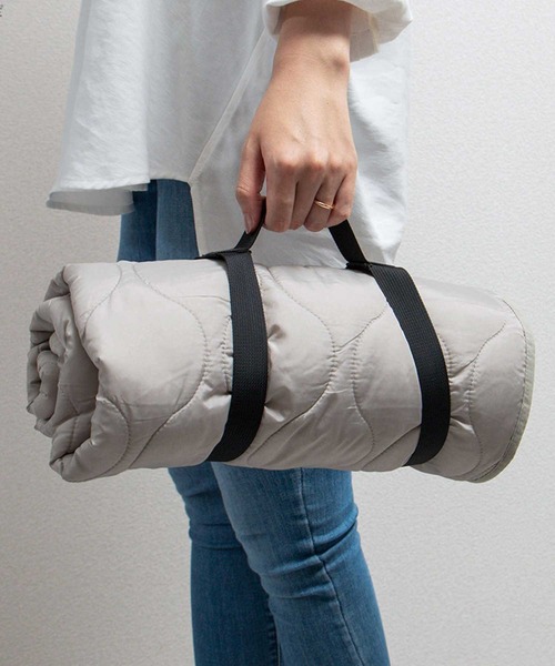 ALTROSE（アルトローズ）の「4WAY キルトブランケット [WEEKEND]（ブランケット・レディース・カーキ/ブラック/キャメル/ネイビー/ライトベージュ/ダークグレー・FREE）」の8枚目の写真