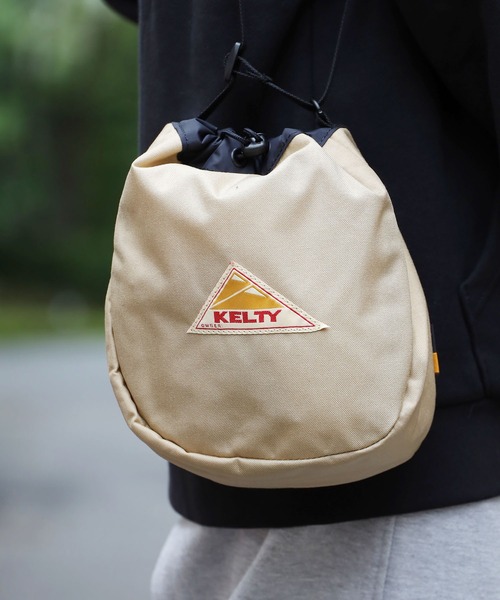 KELTY（ケルティ）の「KELTY/ケルティ KINCHAKU SHOULDER ショルダーバッグ 巾着バッグ（ショルダーバッグ・メンズ・ブラック/オリーブ/ブルー/サンドベージュ/セージグリーン/タン/キャメル/パープル/モカ/ネイビー/グレー/マスタード・ONE SIZE）」の4枚目の写真
