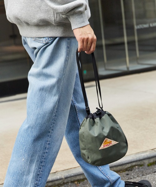 KELTY（ケルティ）の「KELTY/ケルティ KINCHAKU SHOULDER ショルダーバッグ 巾着バッグ（ショルダーバッグ・メンズ・ブラック/オリーブ/ブルー/サンドベージュ/セージグリーン/タン/キャメル/パープル/モカ/ネイビー/グレー/マスタード・ONE SIZE）」の7枚目の写真