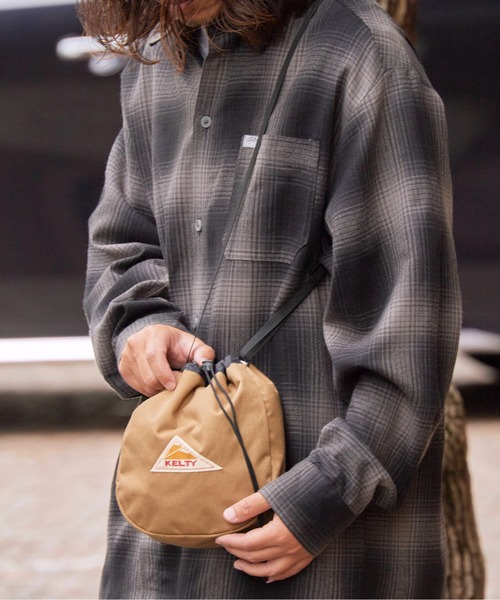 KELTY（ケルティ）の「KELTY/ケルティ KINCHAKU SHOULDER ショルダーバッグ 巾着バッグ（ショルダーバッグ・メンズ・ブラック/オリーブ/ブルー/サンドベージュ/セージグリーン/タン/キャメル/パープル/モカ/ネイビー/グレー/マスタード・ONE SIZE）」の17枚目の写真