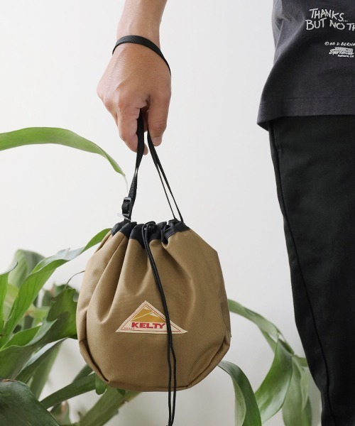 KELTY（ケルティ）の「KELTY/ケルティ KINCHAKU SHOULDER ショルダーバッグ 巾着バッグ 2026年春夏（ショルダーバッグ・メンズ・ブラック/オリーブ/ブルー/サンドベージュ/セージグリーン/タン/キャメル/パープル/モカ/ネイビー/グレー/マスタード・ONE SIZE）」の19枚目の写真