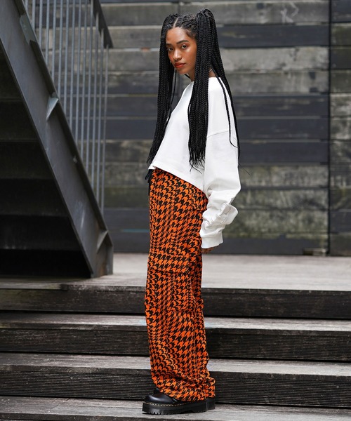 X-girl（エックスガール）の「EMBROIDERED LOGO SWEAT CROPPED TOP（スウェット・レディース・ホワイト/ブラック/ベージュ・S/M）」の6枚目の写真