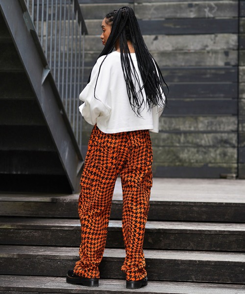 X-girl（エックスガール）の「EMBROIDERED LOGO SWEAT CROPPED TOP（スウェット・レディース・ホワイト/ブラック/ベージュ・S/M）」の7枚目の写真