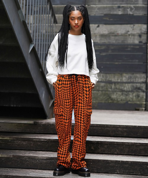 X-girl（エックスガール）の「EMBROIDERED LOGO SWEAT CROPPED TOP（スウェット・レディース・ホワイト/ブラック/ベージュ・S/M）」の18枚目の写真