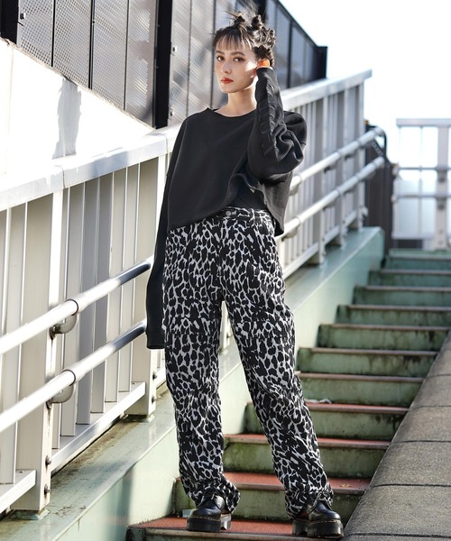 X-girl（エックスガール）の「EMBROIDERED LOGO SWEAT CROPPED TOP（スウェット・レディース・ホワイト/ブラック/ベージュ・S/M）」の4枚目の写真