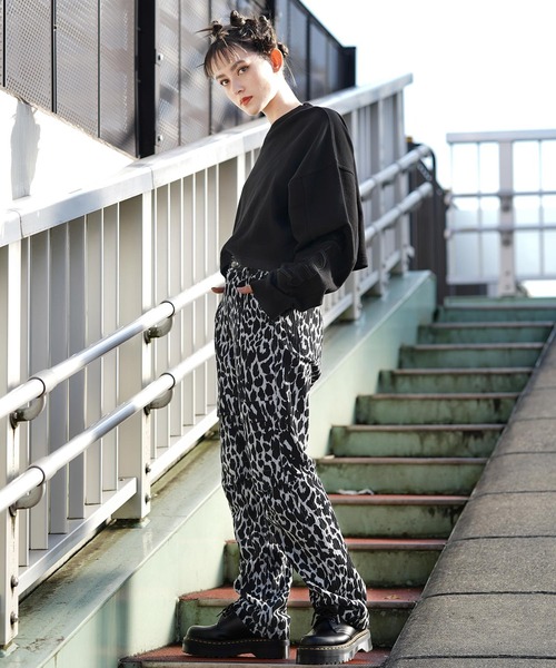 X-girl（エックスガール）の「EMBROIDERED LOGO SWEAT CROPPED TOP（スウェット・レディース・ホワイト/ブラック/ベージュ・S/M）」の17枚目の写真