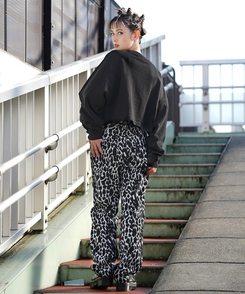 X-girl（エックスガール）の「EMBROIDERED LOGO SWEAT CROPPED TOP（スウェット・レディース・ホワイト/ブラック/ベージュ・S/M）」の5枚目の写真