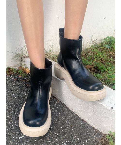 EMODA（エモダ）の「ラウンドネスソールブーツ（ブーツ・レディース・ホワイト/ブラック・SMALL/MEDIUM/LARGE）」の2枚目の写真