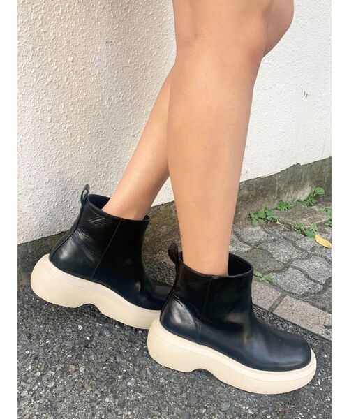 EMODA（エモダ）の「ラウンドネスソールブーツ（ブーツ・レディース・ホワイト/ブラック・SMALL/MEDIUM/LARGE）」の4枚目の写真