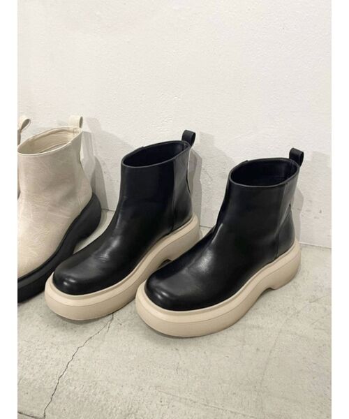 EMODA（エモダ）の「ラウンドネスソールブーツ（ブーツ・レディース・ホワイト/ブラック・SMALL/MEDIUM/LARGE）」の18枚目の写真