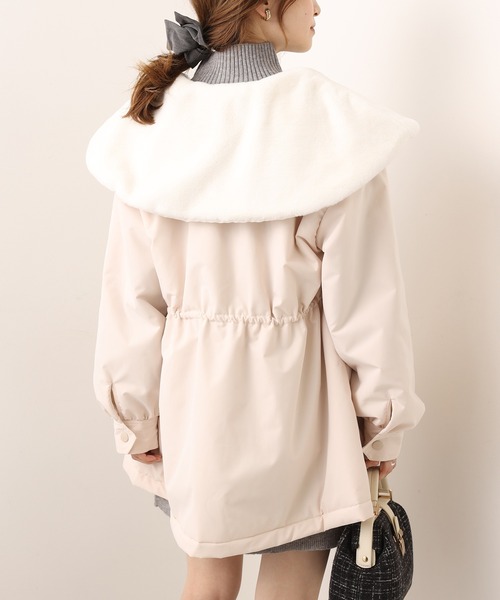 one after another NICE CLAUP（ワンアフターアナザーナイスクラップ）の「ファーの付け襟がポイント　ミリタリー女の子コート（ミリタリージャケット・レディース・アイボリー/ブラック/カーキ・FREE）」の4枚目の写真