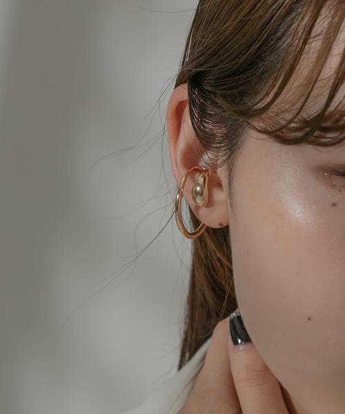 SMELLY(スメリー)の「プックリラインイヤカフ(イヤーカフ・レディース・ゴールド・-)」の4枚目の写真