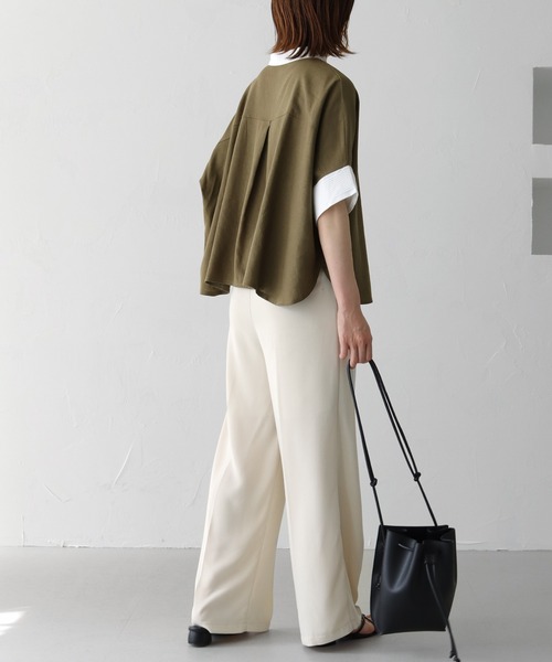 vingtrois（バントロア）の「【vingtrois】バンドカラーダブルボタンピンタックデザインリネンポンチョシャツ（シャツ/ブラウス・レディース・ベージュ/ネイビー/カーキ・M）」の4枚目の写真