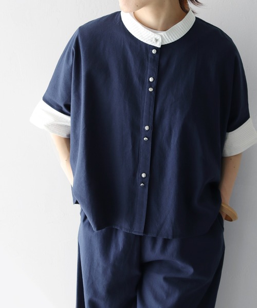 vingtrois（バントロア）の「【vingtrois】バンドカラーダブルボタンピンタックデザインリネンポンチョシャツ（シャツ/ブラウス・レディース・ベージュ/ネイビー/カーキ・M）」の7枚目の写真