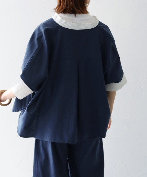 vingtrois（バントロア）の「【vingtrois】バンドカラーダブルボタンピンタックデザインリネンポンチョシャツ（シャツ/ブラウス・レディース・ベージュ/ネイビー/カーキ・M）」の6枚目の写真