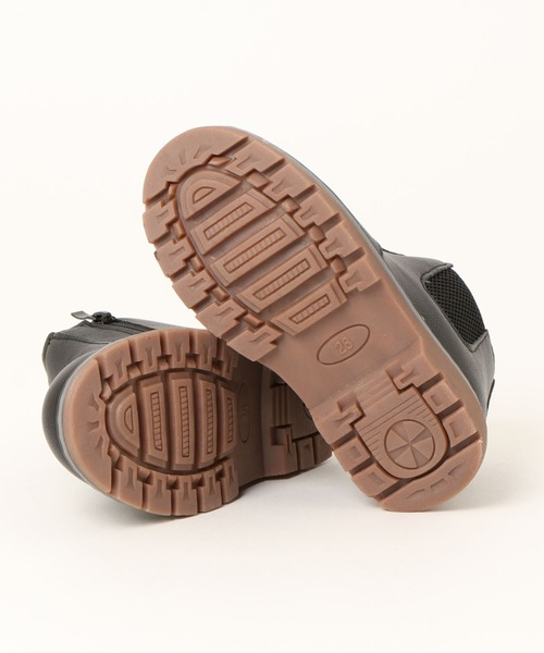 URBAN CHERRY（アーバンチェリー）の「【ユニセックス】サイドゴアブーツ（ブーツ・キッズ・ブラウン/ブラック・17.0cm/17.5cm/18.5cm/19.0cm/19.5cm/21.5cm/22.0cm/20.0cm/21.0cm/15.5cm/16.5cm/15.0cm/13.5cm/16.0cm/14.0cm/14.5cm）」の7枚目の写真