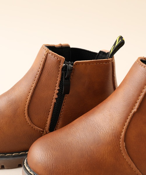URBAN CHERRY（アーバンチェリー）の「【ユニセックス】サイドゴアブーツ（ブーツ・キッズ・ブラウン/ブラック・17.0cm/17.5cm/18.5cm/19.0cm/19.5cm/21.5cm/22.0cm/20.0cm/21.0cm/15.5cm/16.5cm/15.0cm/13.5cm/16.0cm/14.0cm/14.5cm）」の12枚目の写真