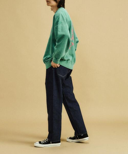 CONVERSE TOKYO（コンバーストウキョウ）の「ピグメントメッセージロゴスウェット（スウェット・メンズ・ブルー/グリーン/チャコールグレー・FREE）」の6枚目の写真