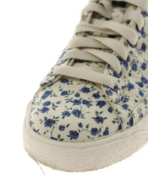 【美品】ナイキ ブレザー hi リバティ ミルクフェド 24.5 花柄 白紺 NIKE（ナイキ）の「WMNS BLAZER HI PREMIUM 花柄ハイカット