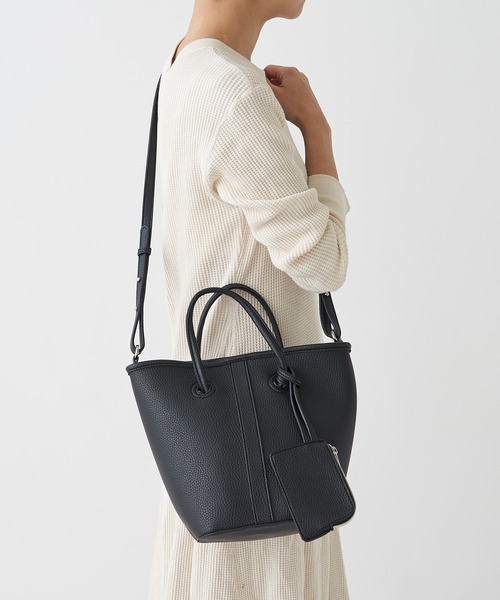 Actually(アクチュアリー)の「フェイクレザー 2wayバケツバッグ(トートバッグ・レディース・ブラック/シルバー/ブルー・フリー)」の2枚目の写真