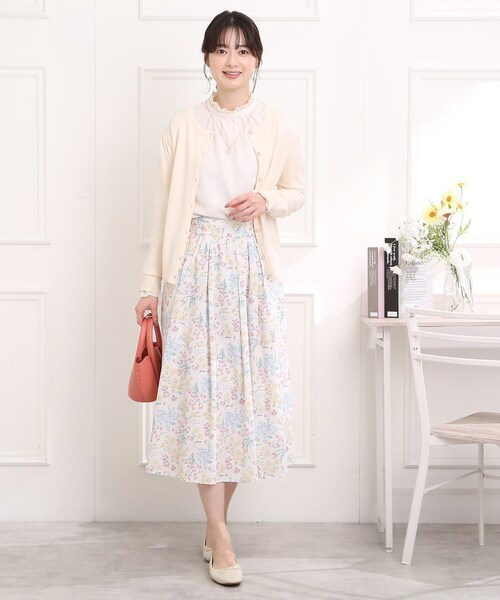 couture brooch（クチュールブローチ）の「◆パール調釦クルーネックカーディガン（カーディガン/ボレロ・レディース・ライトブルー/イエロー/ブラック/アイボリー・38/42/40）」の5枚目の写真