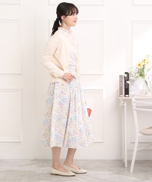 couture brooch（クチュールブローチ）の「◆パール調釦クルーネックカーディガン（カーディガン/ボレロ・レディース・ライトブルー/イエロー/ブラック/アイボリー・38/42/40）」の6枚目の写真